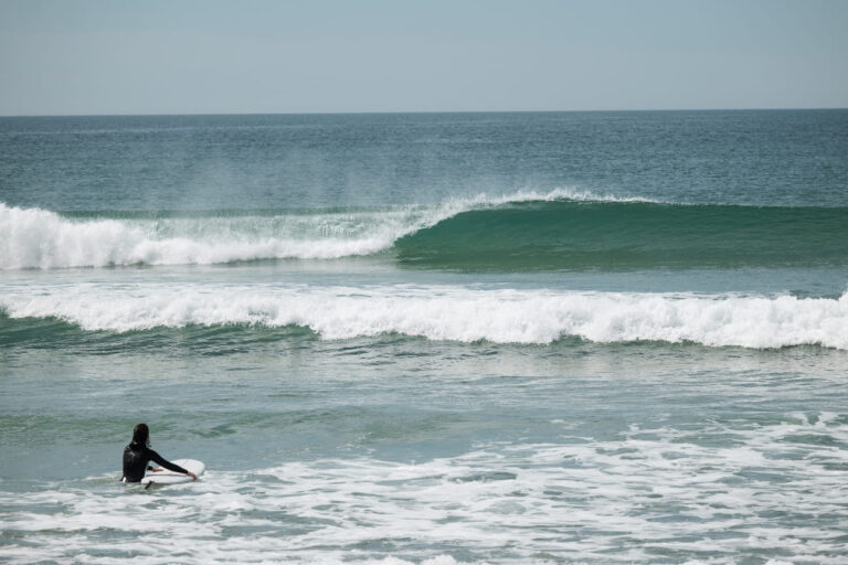 Coaching ultime proposé par Surf Guides Hossegor on l'on y voit un groupe de surfeurs sur la plage