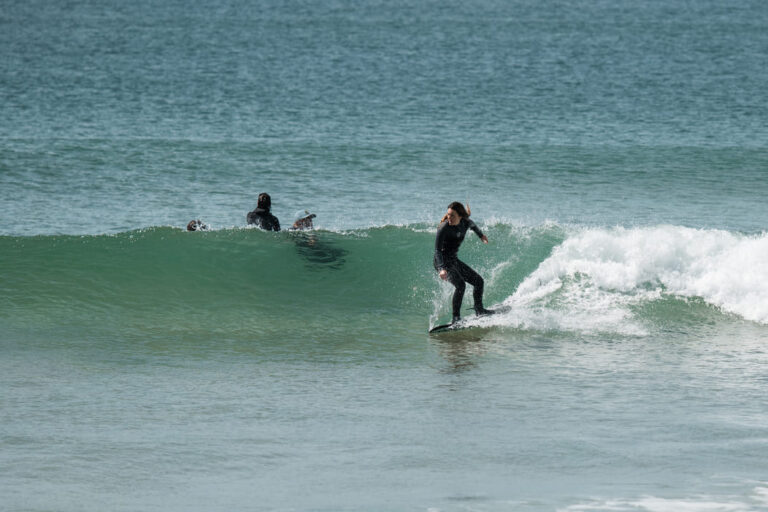 Coaching ultime proposé par Surf Guides Hossegor on l'on y voit un groupe de surfeurs sur la plage