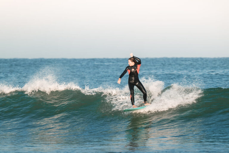 Coaching ultime proposé par Surf Guides Hossegor on l'on y voit un groupe de surfeurs sur la plage